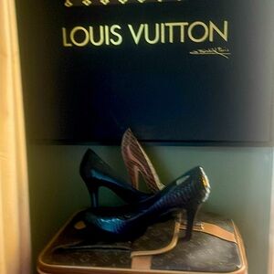 Beautiful authentic Ralph Lauren shoe.